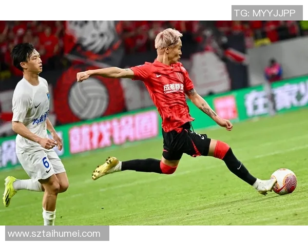 足球明星踢人瞬间高清图片展示让你领略球场激情与对抗的魅力 足球明星踢人瞬间高清图片展示让你领略球场激情与对抗的魅力