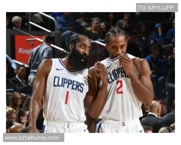 伦纳德与足球明星亲密互动视频曝光引发球迷热议与欢笑