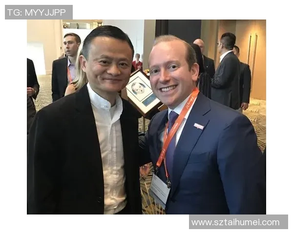 马云与足球明星亲密合影展现运动激情与友谊的瞬间